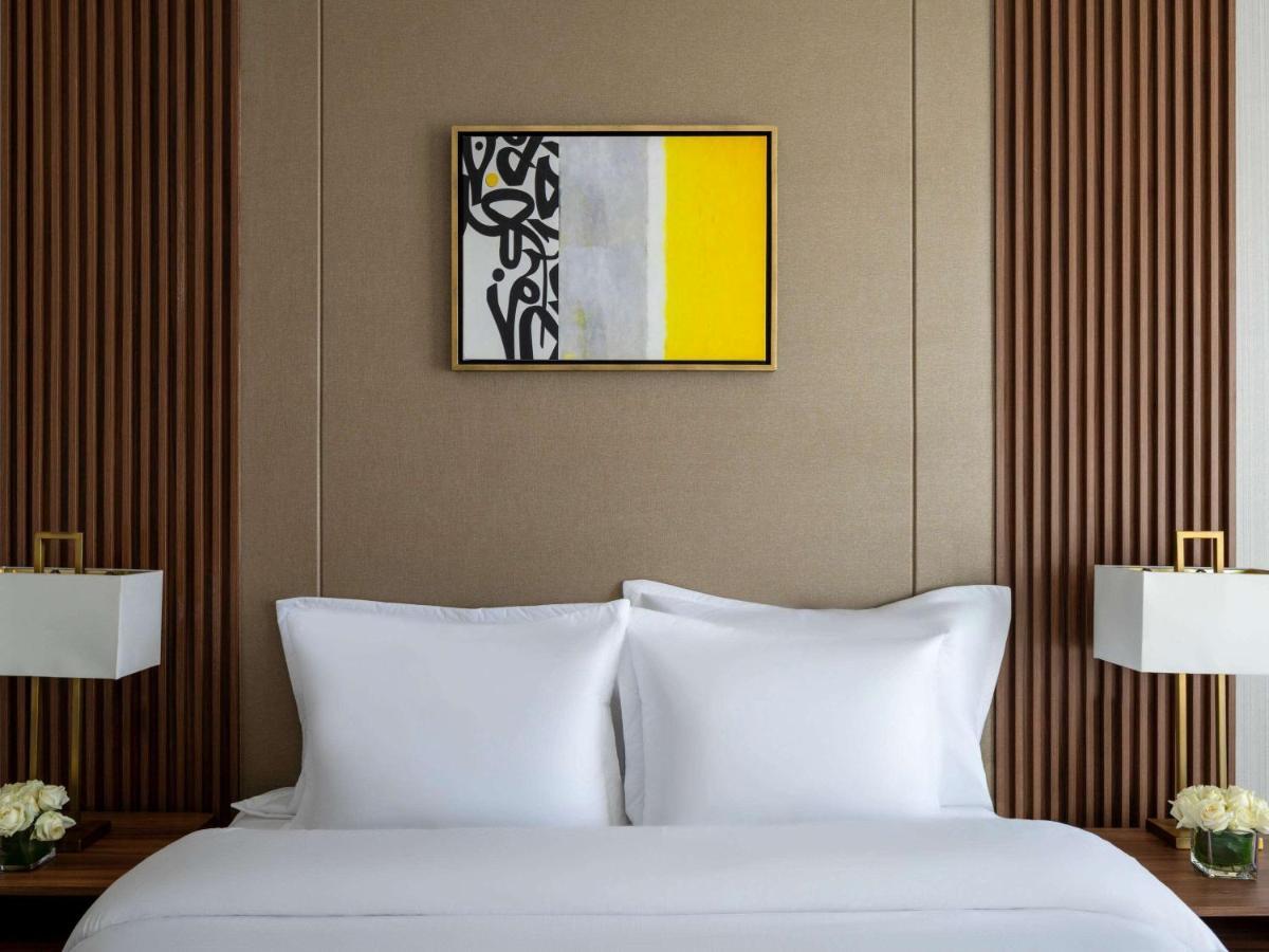 Anwar Al Madinah Moevenpick Otel Medine Dış mekan fotoğraf A guest room at the Four Seasons Hotel, Paris