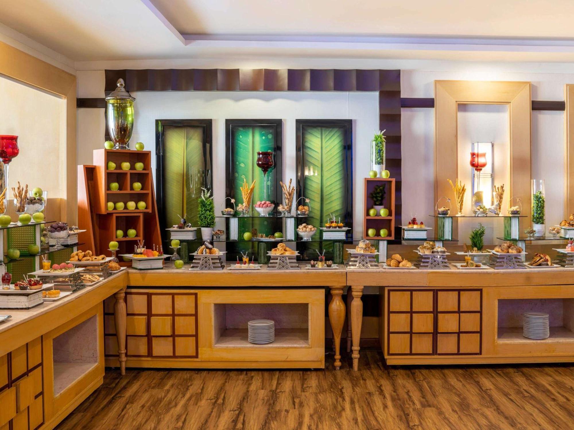 Anwar Al Madinah Moevenpick Otel Medine Dış mekan fotoğraf A buffet at a luxury hotel