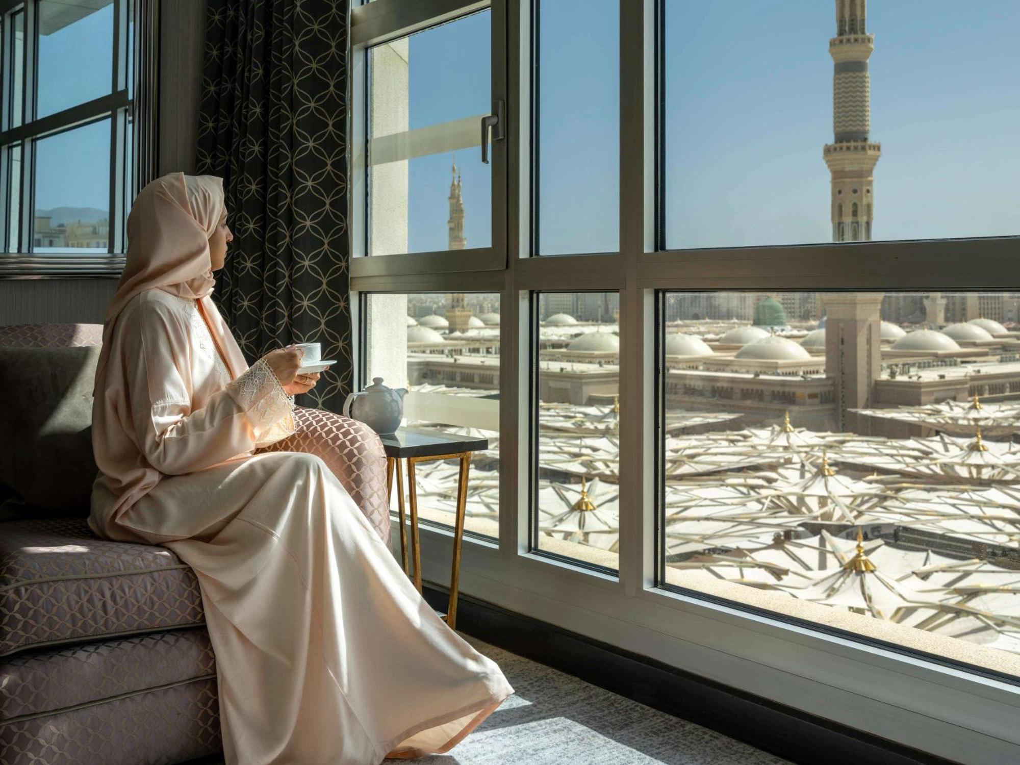 Anwar Al Madinah Moevenpick Otel Medine Dış mekan fotoğraf A guest enjoys a view of the Haram from a room at the Kingdom Tower Hotel