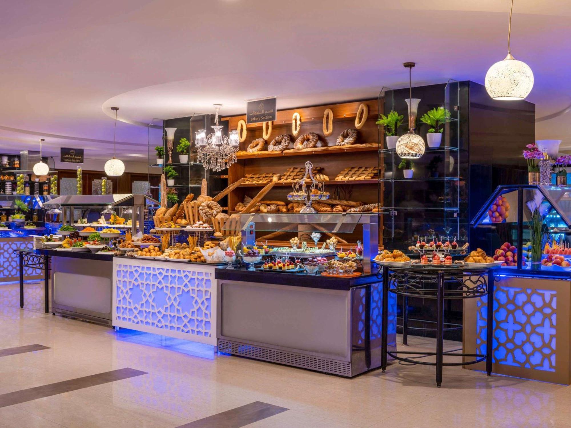 Anwar Al Madinah Moevenpick Otel Medine Dış mekan fotoğraf The hotel's breakfast buffet